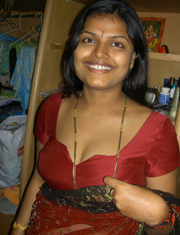 Indian wife Aprita sucks cock during set of candid homemade snaps porno foto #423925792