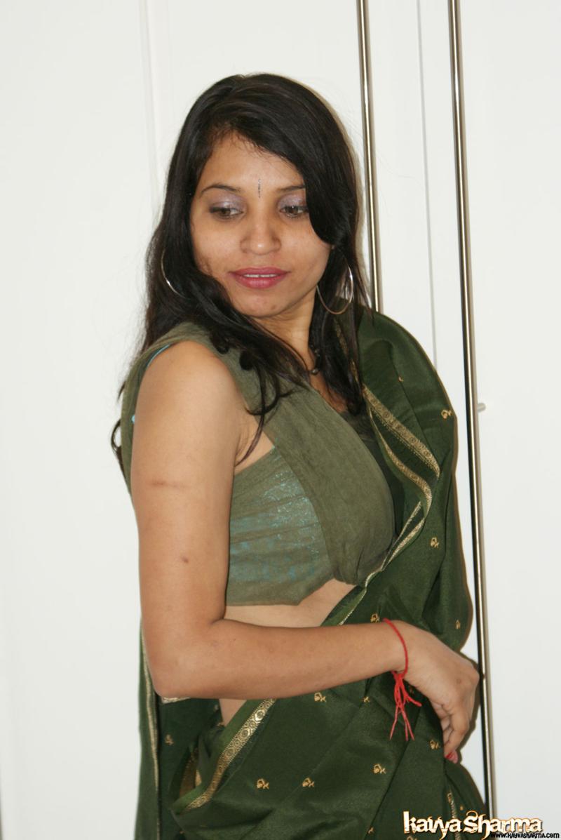 Kavya sharma in her sexy green indian sari showing off порно фото #425119778