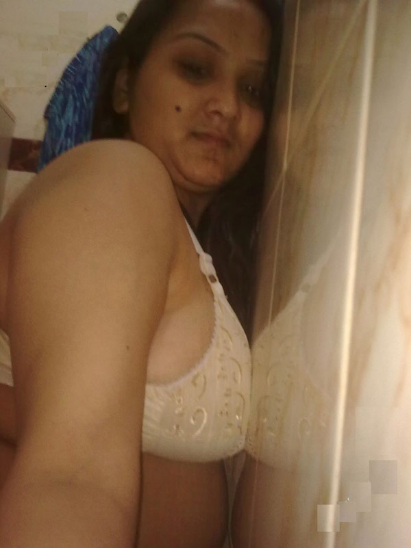 Indian plumper takes off her brassiere in a safe for work manner foto porno #423061151