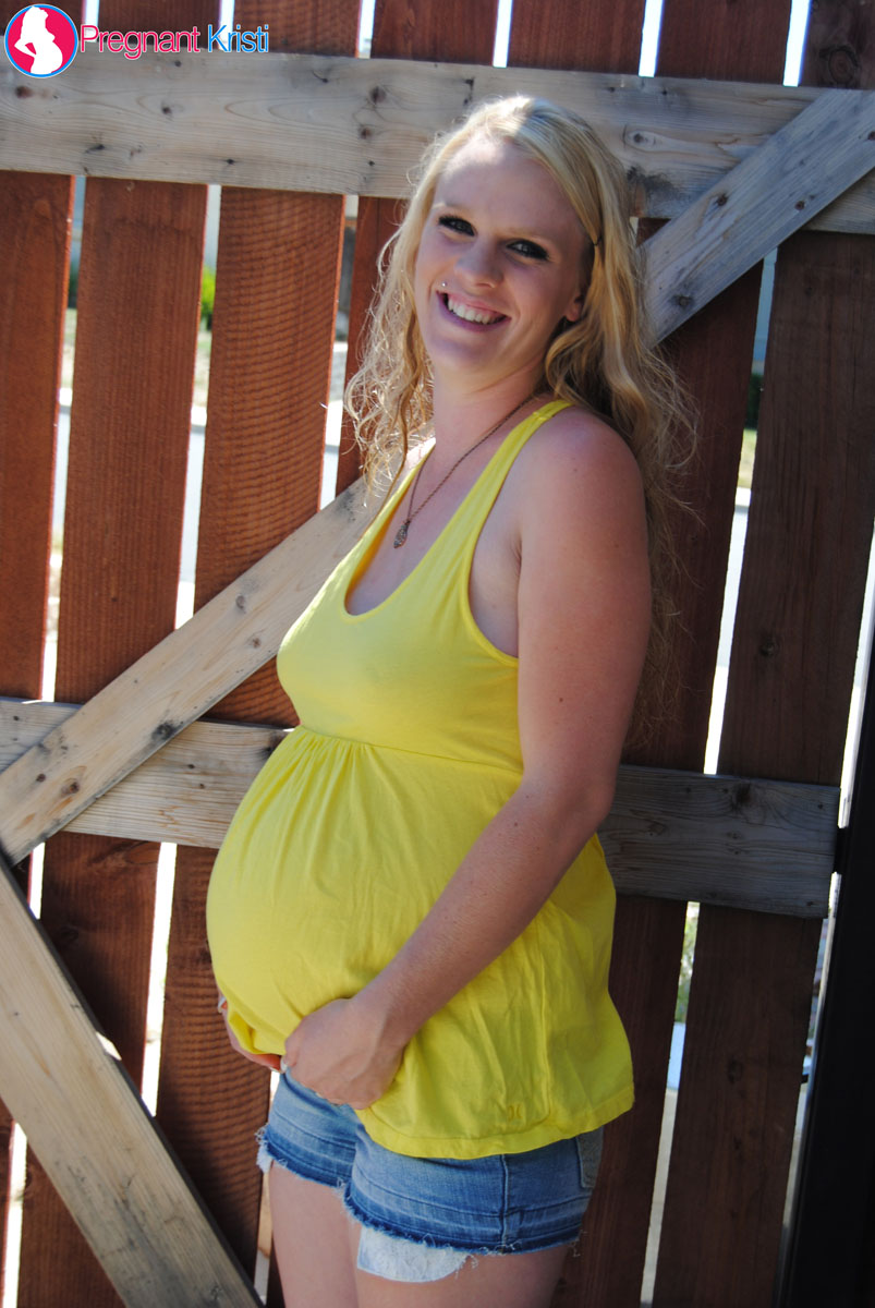 Pregnant blonde amateur Kristi shows her swollen tits and belly by a gate ポルノ写真 #428606155