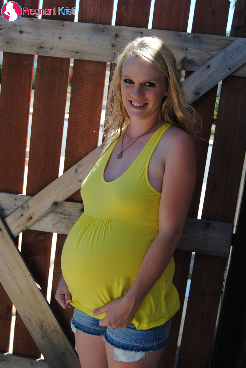 Pregnant blonde amateur Kristi shows her swollen tits and belly by a gate porno fotoğrafı #428606156