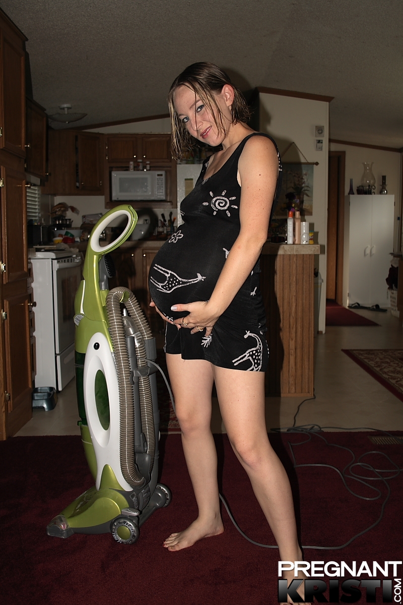 Pregnant amateur takes a vacuum cleaner attachment to her horny pussy 色情照片 #423355403