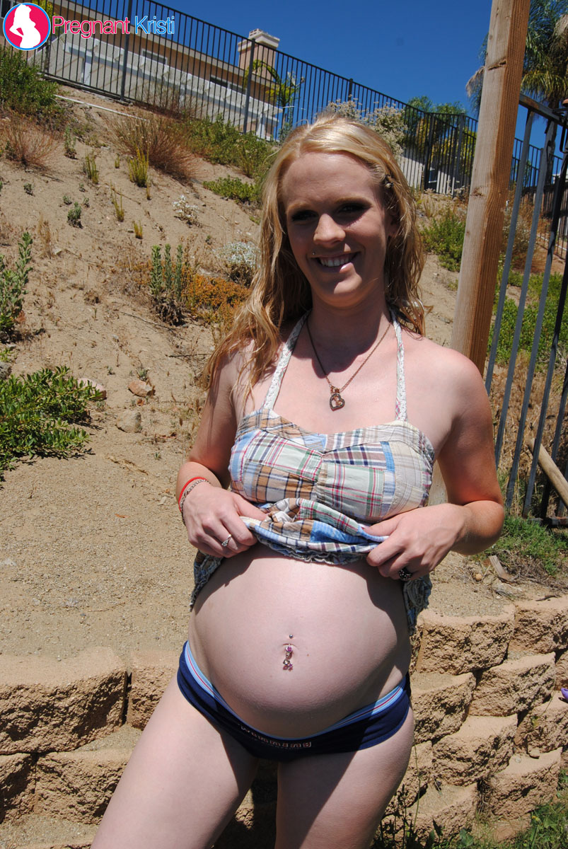 Pregnant girl Kristi launches her nude modelling career in her backyard foto porno #424831512