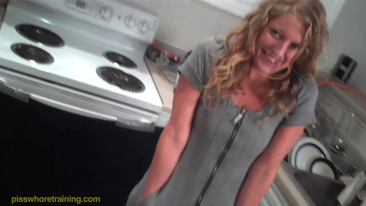 Curly blonde slut drinking piss from bowl 色情照片 #427212617