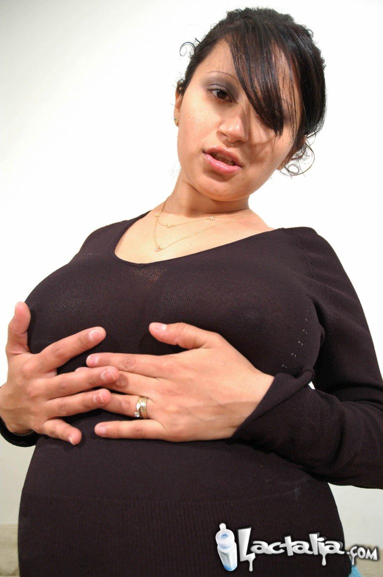 Preggo Latina chick Talia licks her nipples while masturbating on bed 色情照片 #424637785