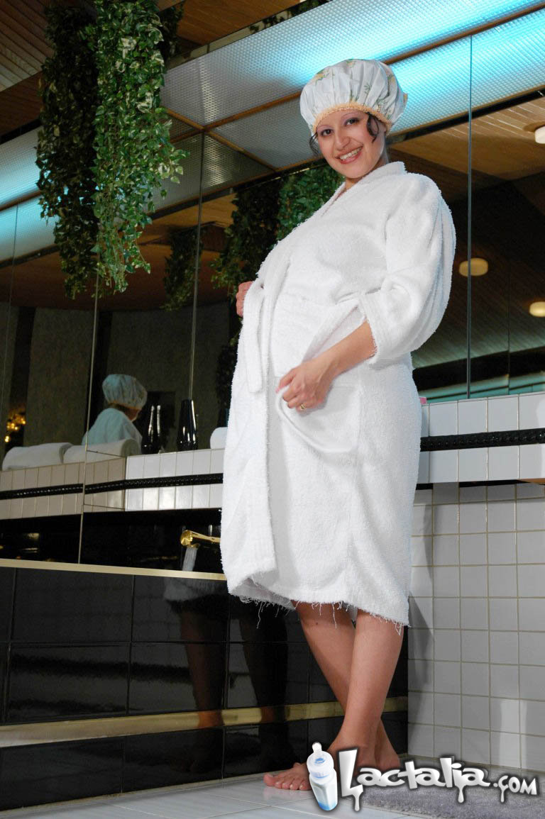 Pregnant Latina chick wears a shower cap while taking a bath Porno-Foto #424799836