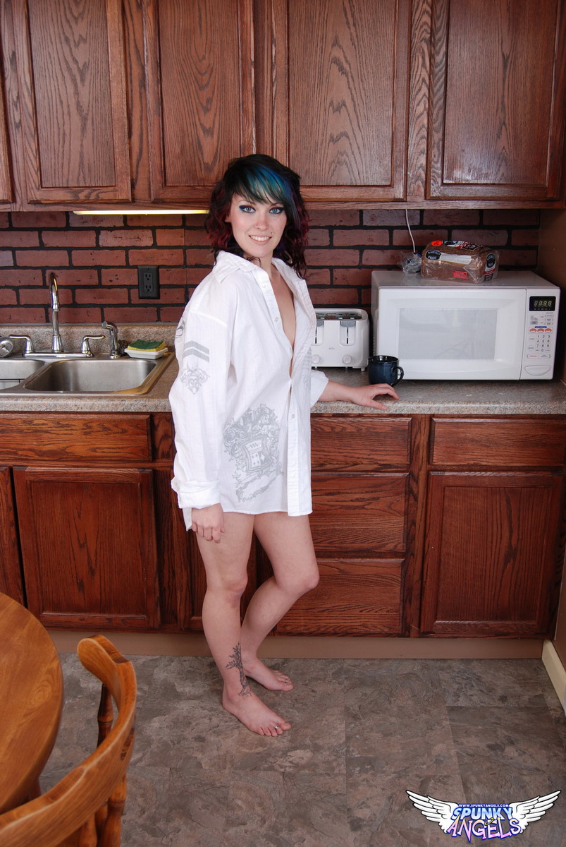Amateur model with dyed hair flashes her ass and twat in the kitchen foto pornográfica #428467024
