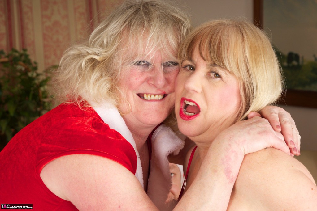 Older UK woman Speedy Bee partakes in group sex at Christmas time porn photo #422827394