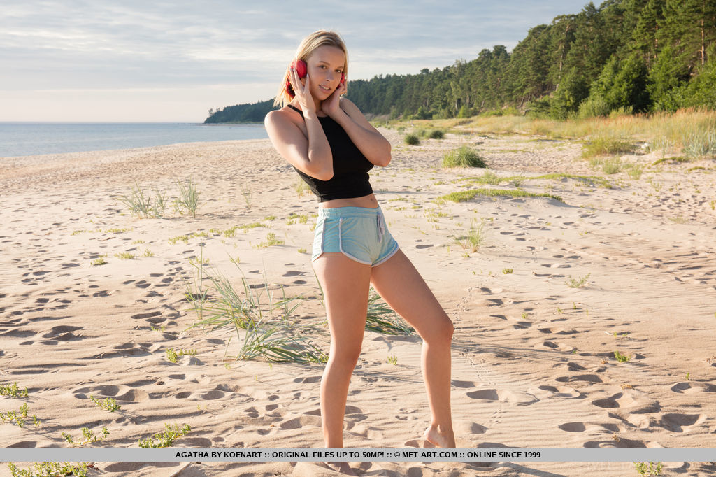 Young blonde with great tits showcases her smooth pussy on the beach Porno-Foto #428034371