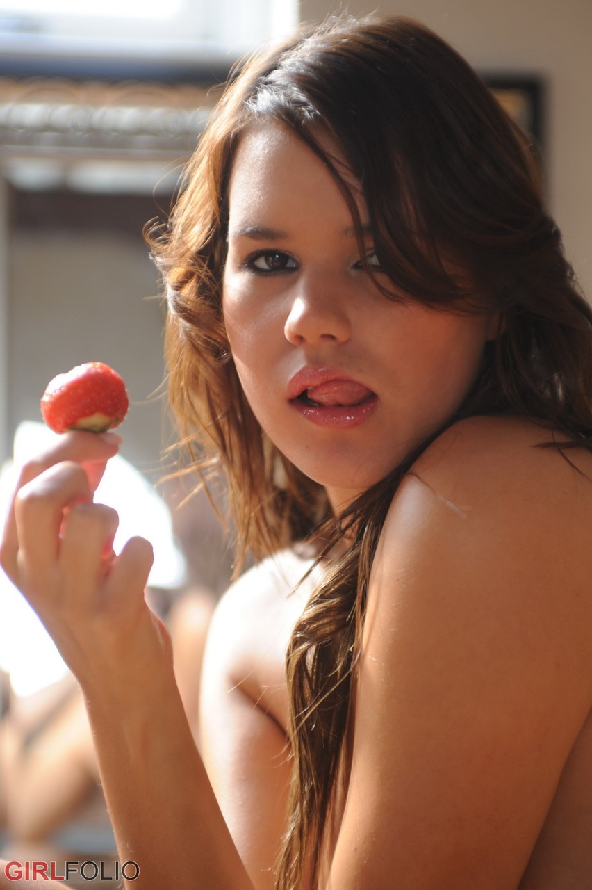 Busty beauty Emma makes a mess while eating strawberries in the nude foto pornográfica #425557171