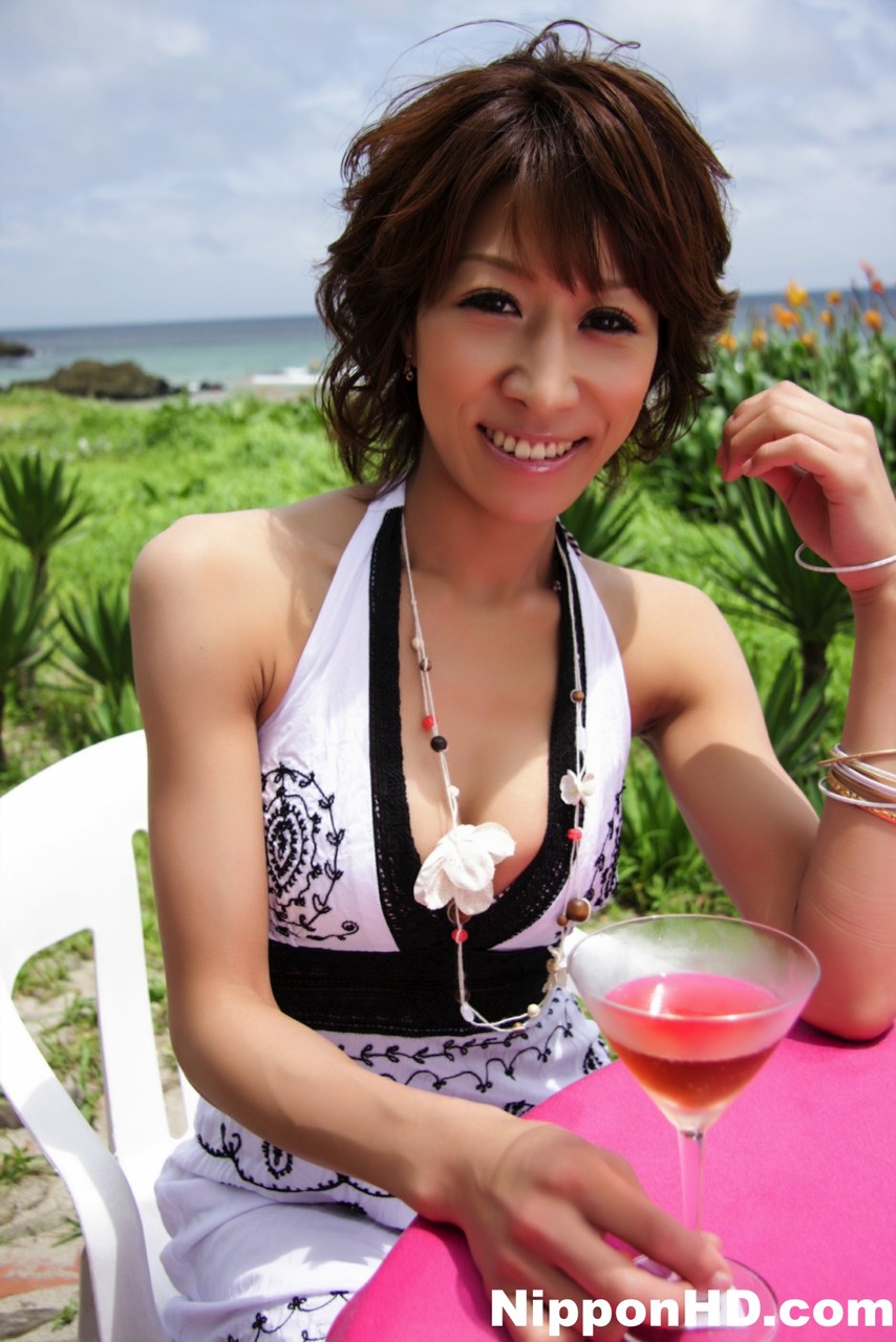 Pretty Japanese woman displays her cleavage over a cocktail near the ocean foto pornográfica #426735793 | Asian, pornografia móvel