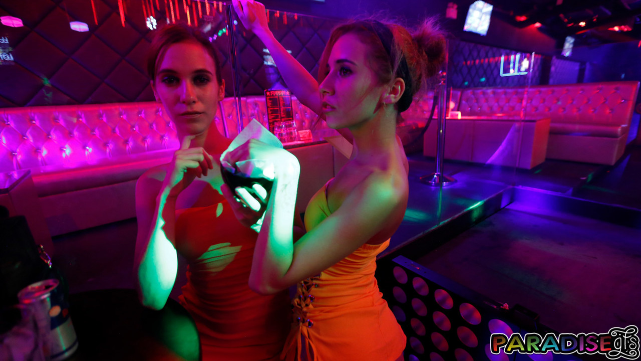Twin smoke show girlfriends dance at club and share steamy 3 way facial with foto pornográfica #426647057 | Paradise GFs Pics, Fox Twins, Twins, pornografia móvel