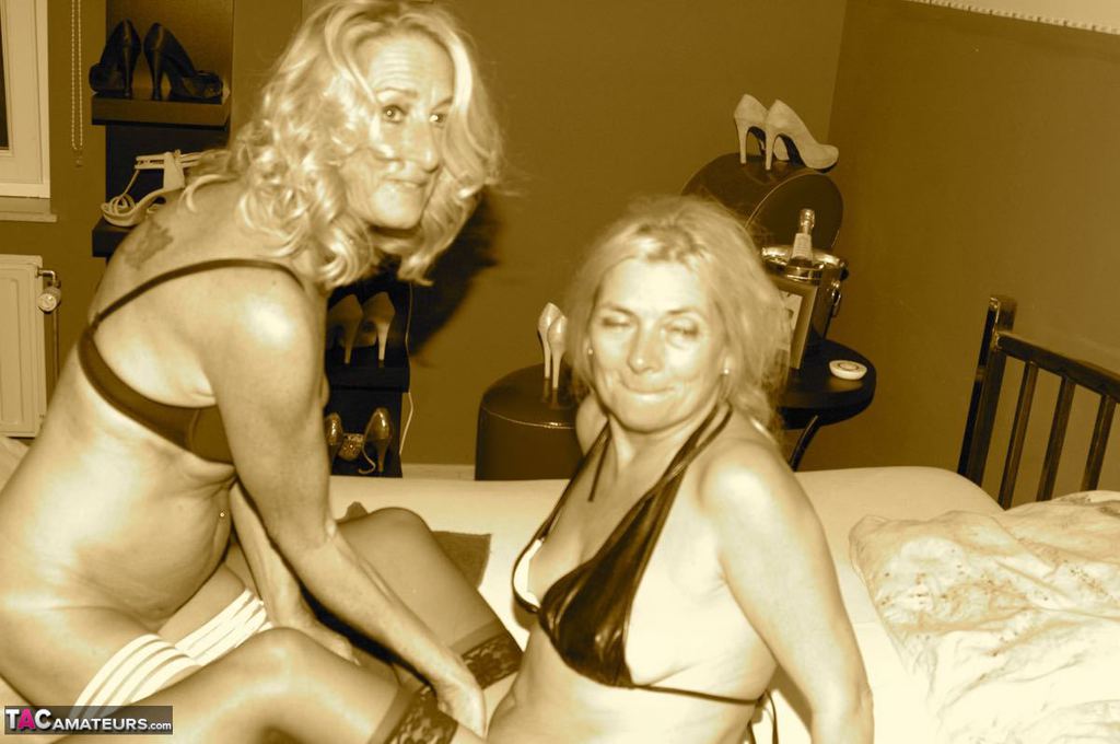 Middle-aged blonde have lesbian sex while upon their shared bed foto pornográfica #427375137 | TAC Amateurs Pics, Kyras Nylons, Mature, pornografia móvel