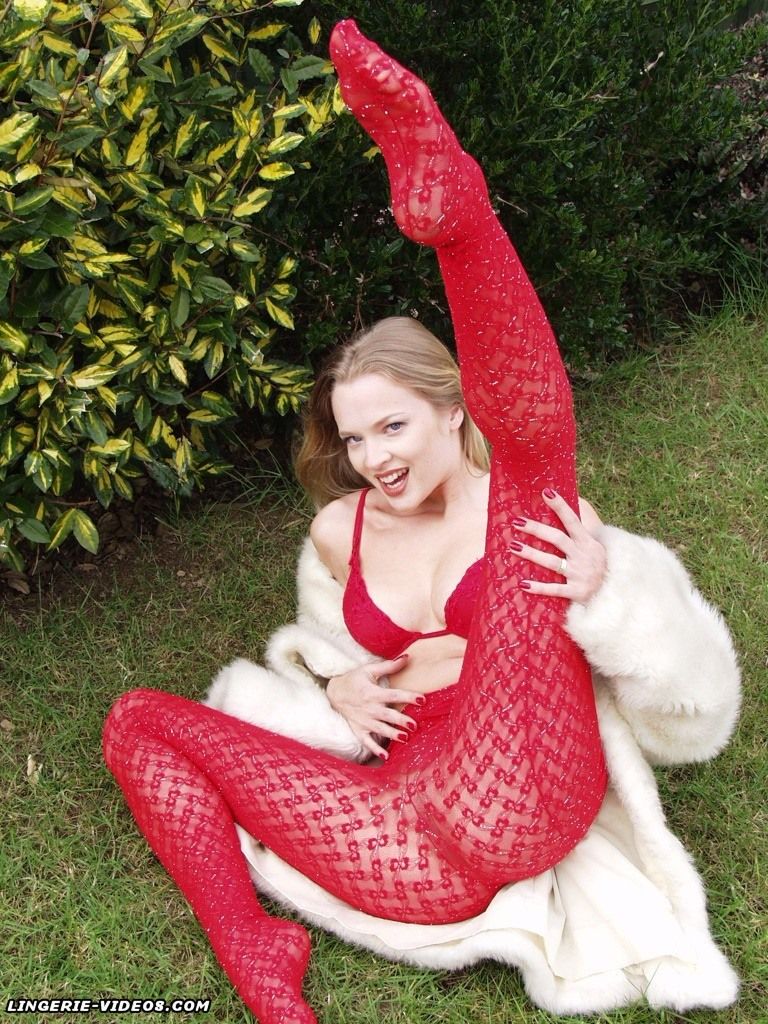 Tamara Noon spreading in exotic red pantyhose zdjęcie porno #425137321
