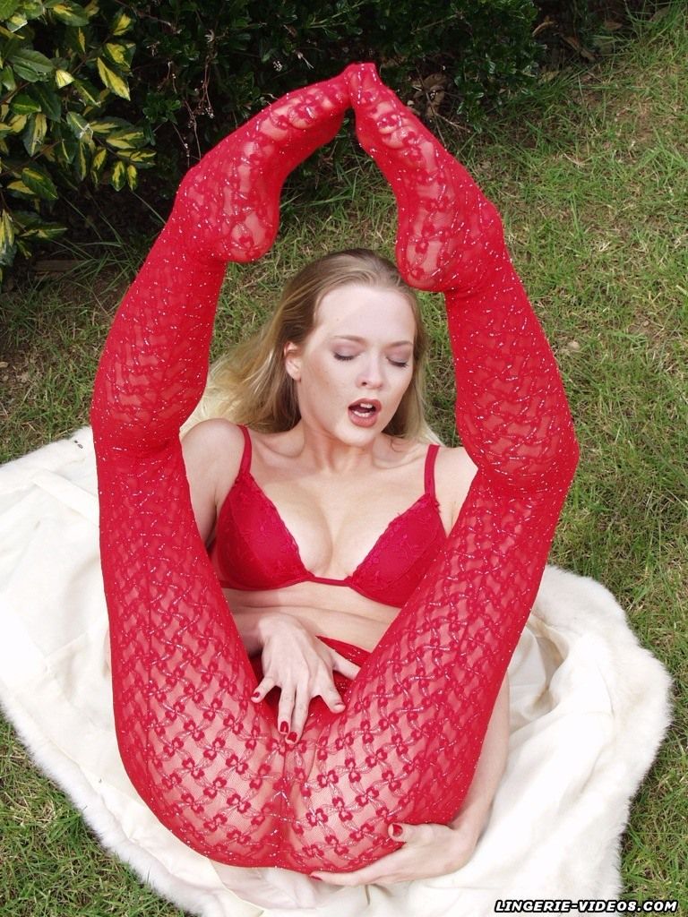 Tamara Noon spreading in exotic red pantyhose foto porno #425137326