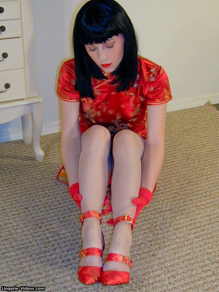 Leggy model in silk stockings and high heels 色情照片 #422826744