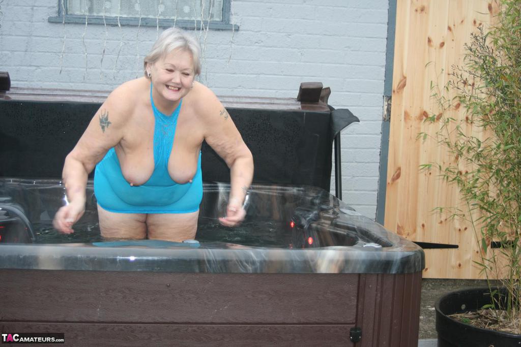 Old amateur frees tits and twat from tight dress before getting in hot tub 포르노 사진 #427332509