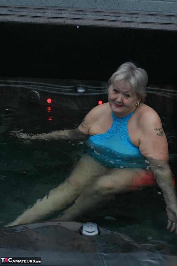 Old amateur frees tits and twat from tight dress before getting in hot tub porno foto #427332527 | TAC Amateurs Pics, Granny, mobiele porno