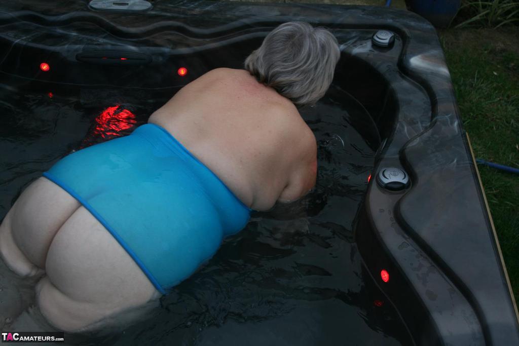 Old amateur frees tits and twat from tight dress before getting in hot tub 色情照片 #427332572 | TAC Amateurs Pics, Granny, 手机色情
