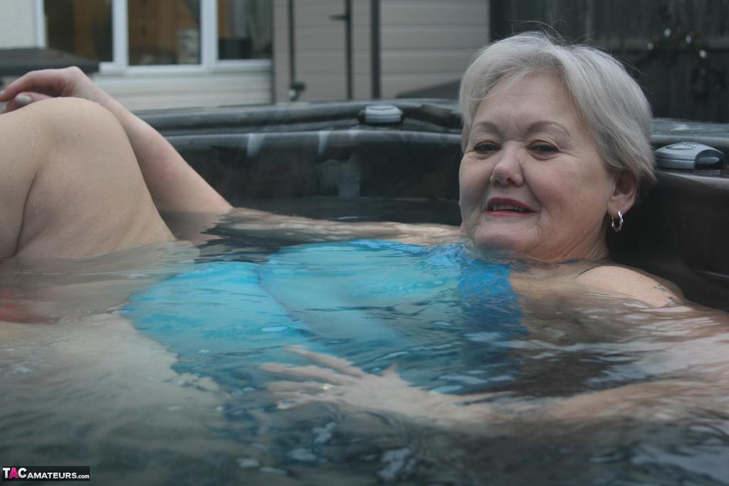 Old amateur frees tits and twat from tight dress before getting in hot tub foto porno #427332592 | TAC Amateurs Pics, Granny, porno móvil