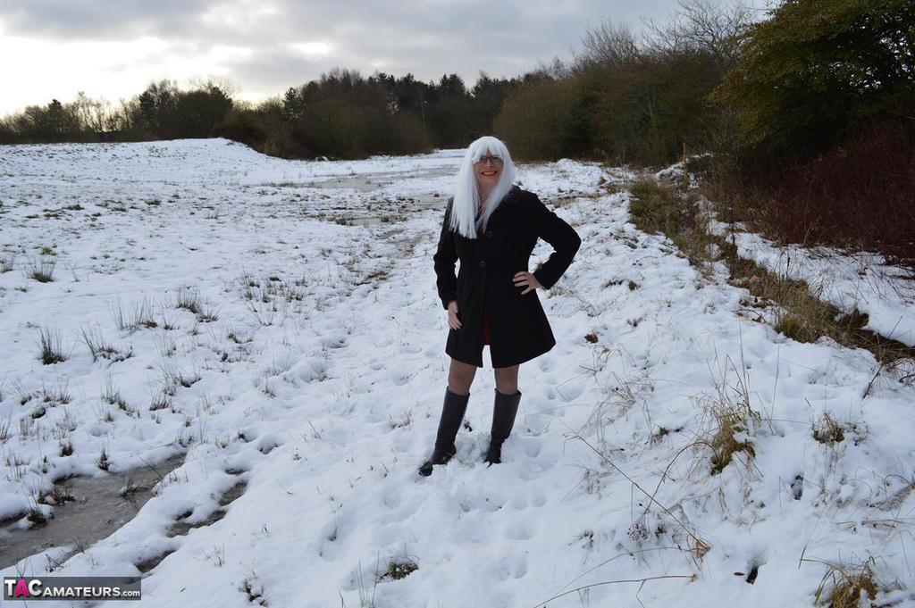 Mature platinum blonde gets naked on snow-covered ground in black boots 포르노 사진 #422941121 | TAC Amateurs Pics, Mature, 모바일 포르노