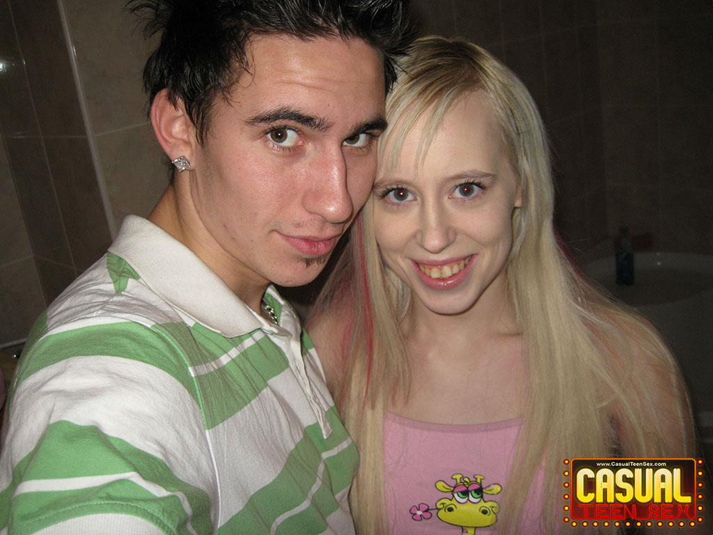 Young blonde and her boyfriend take selfies during sex in a bathroom foto porno #425467858