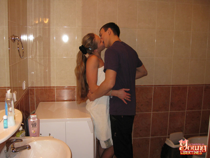 Young girl and her boyfriend have sexual intercourse while in the bathroom 色情照片 #426053207