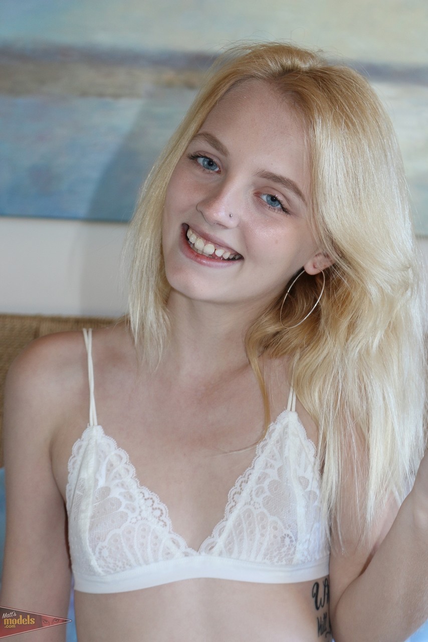 Petite blonde Kate Bloom parts her wet pussy after getting naked on her bed 色情照片 #425462725 | Matts Models Pics, Kate Bloom, Skinny, 手机色情