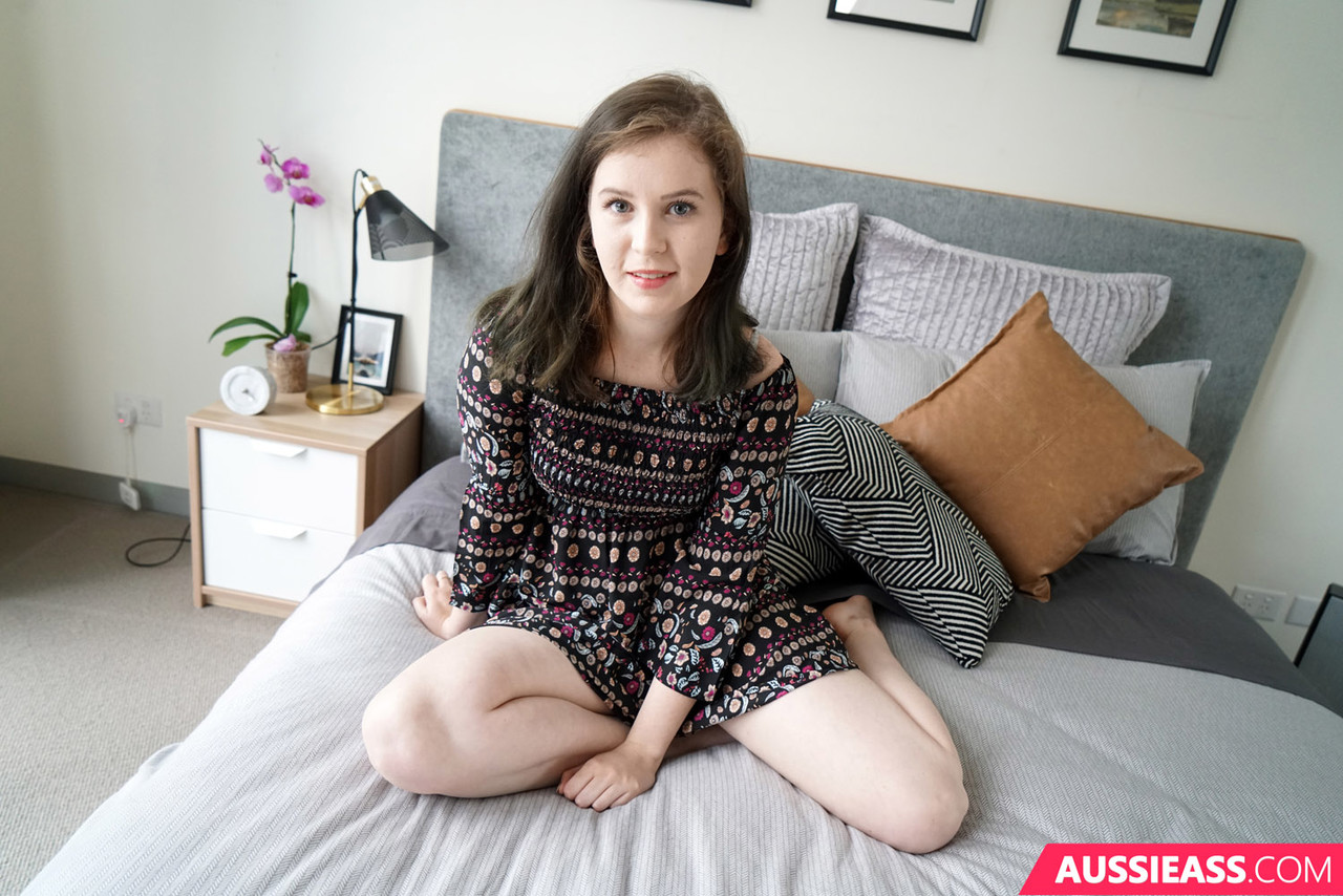 Fair skinned Aussie girl Kate Barlow swaps oral sex before getting banged foto porno #424119031