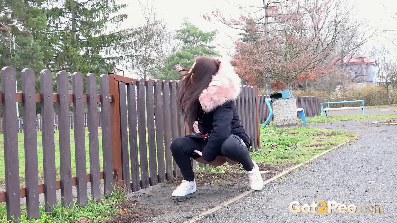 Sexy Katy relieves her pee desperation in public 色情照片 #428543543