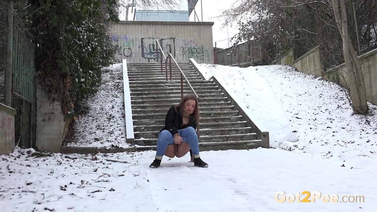 Gorgeous babe Dafne relieves herself in the snow 色情照片 #427214424 | Got 2 Pee Pics, Dafne, Public, 手机色情