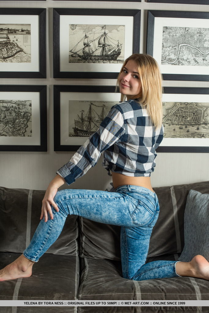 Sweet teen with blonde hair Yelena doffs jeans on her way to posing naked zdjęcie porno #426882537
