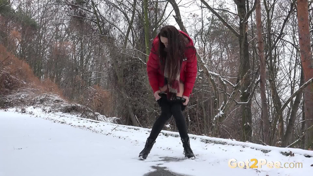 Cynthia Vellons melts the snow as she pees outside foto porno #426318653