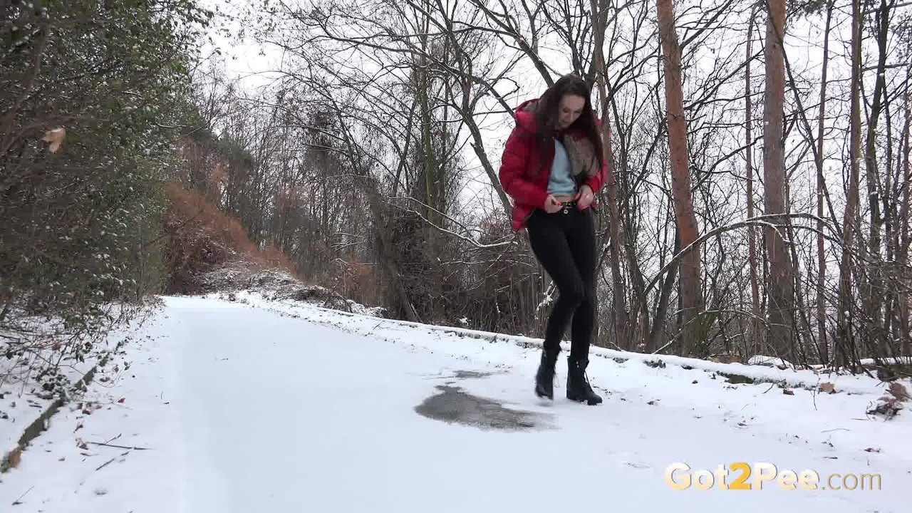 Cynthia Vellons melts the snow as she pees outside foto porno #426318657