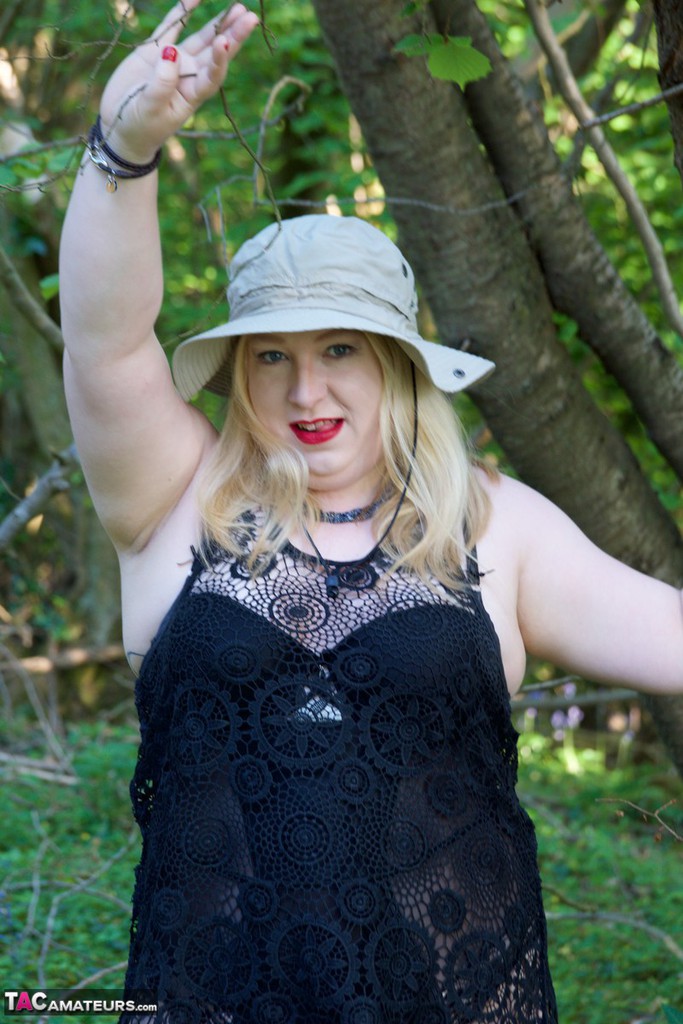 Under a tree, BBW makes her debut in a safari-hat and is nuded.