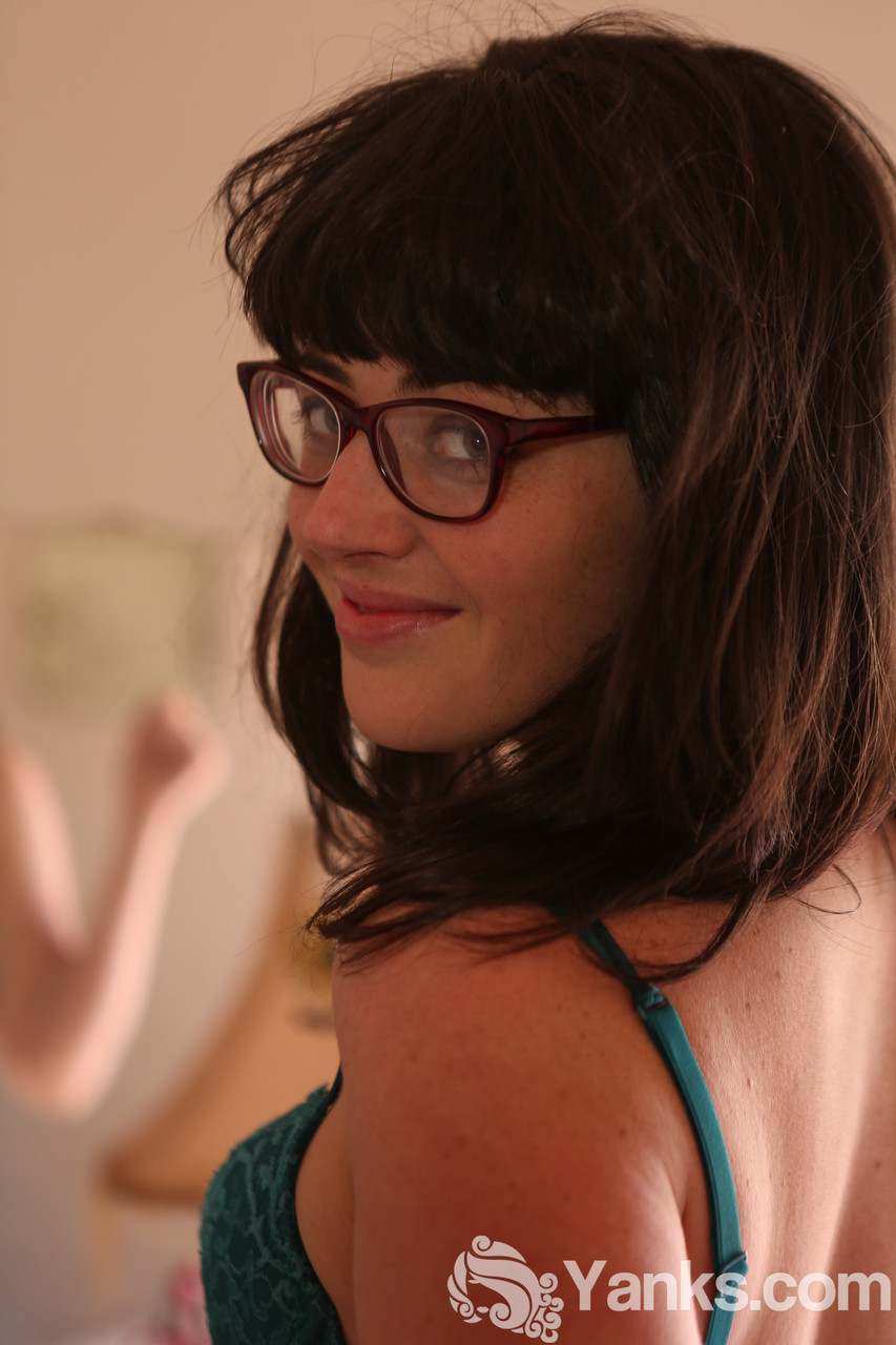 Geeky girl Dion finger spreads her natural pussy while wearing glasses ポルノ写真 #425520518 | Yanks Pics, Dion, Glasses, モバイルポルノ