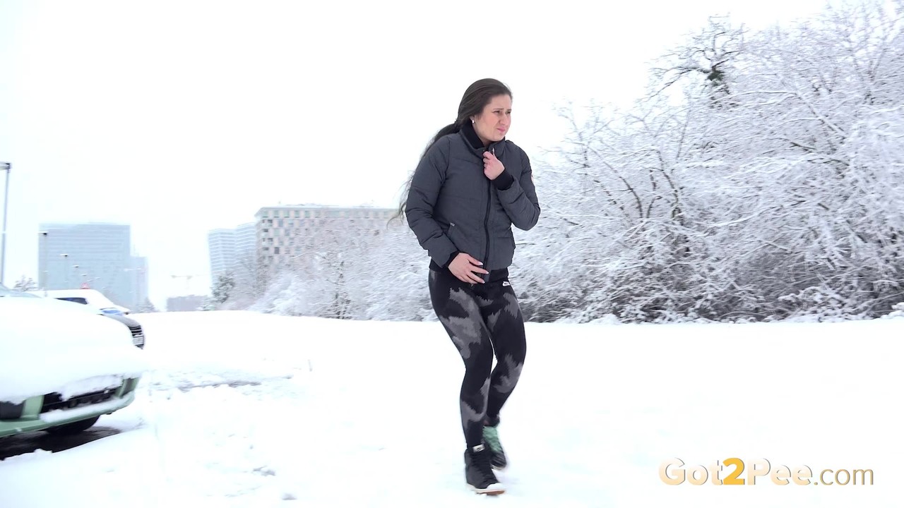 Lara Fox relieves her piss desperation in the snow 色情照片 #428813775