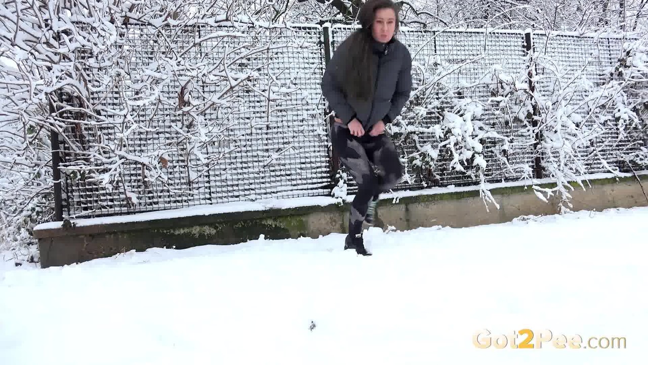 Lara Fox relieves her piss desperation in the snow 色情照片 #428813812 | Got 2 Pee Pics, Lara Fox, Pissing, 手机色情