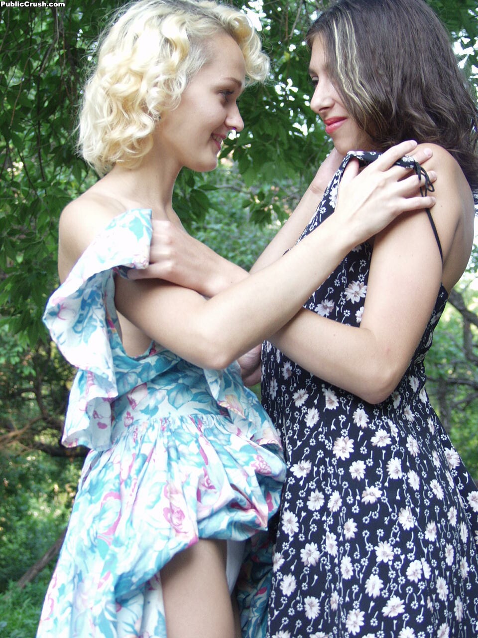 Young lesbians in summer dresses tongue kiss and lick pussy on a park pathway Porno-Foto #422783461