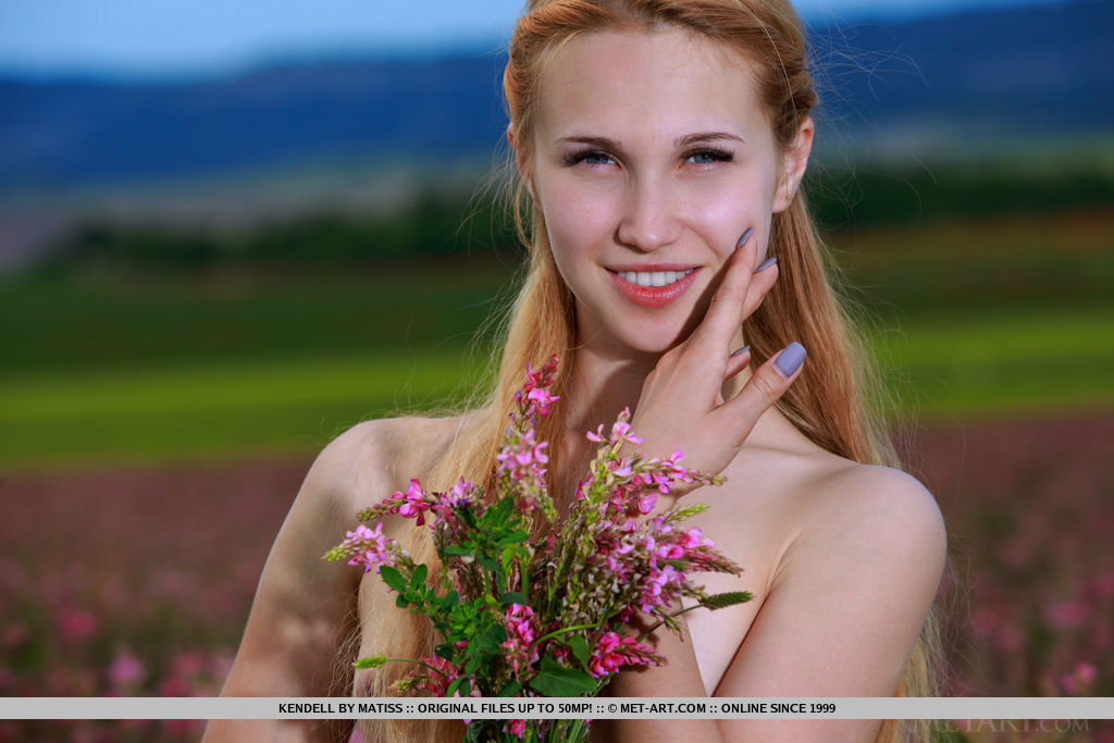 Kendell poses among the flowers baring her creamy, slender body 色情照片 #426363042 | Met Art Pics, Kendell, Outdoor, 手机色情