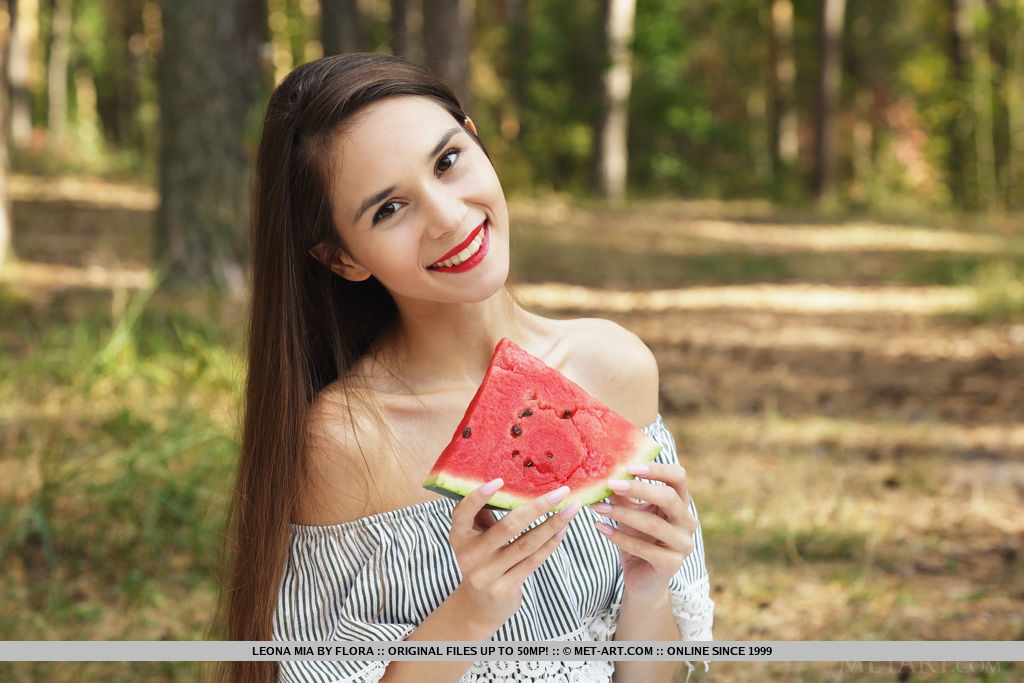 Skinny teen Leona Mia gets totally naked while eating a watermelon in a forest 色情照片 #427920532