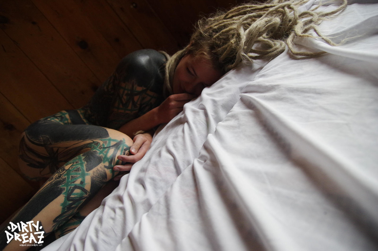 Heavily tattooed girl Anuskatzz licks a black penis before masturbating Porno-Foto #425346048