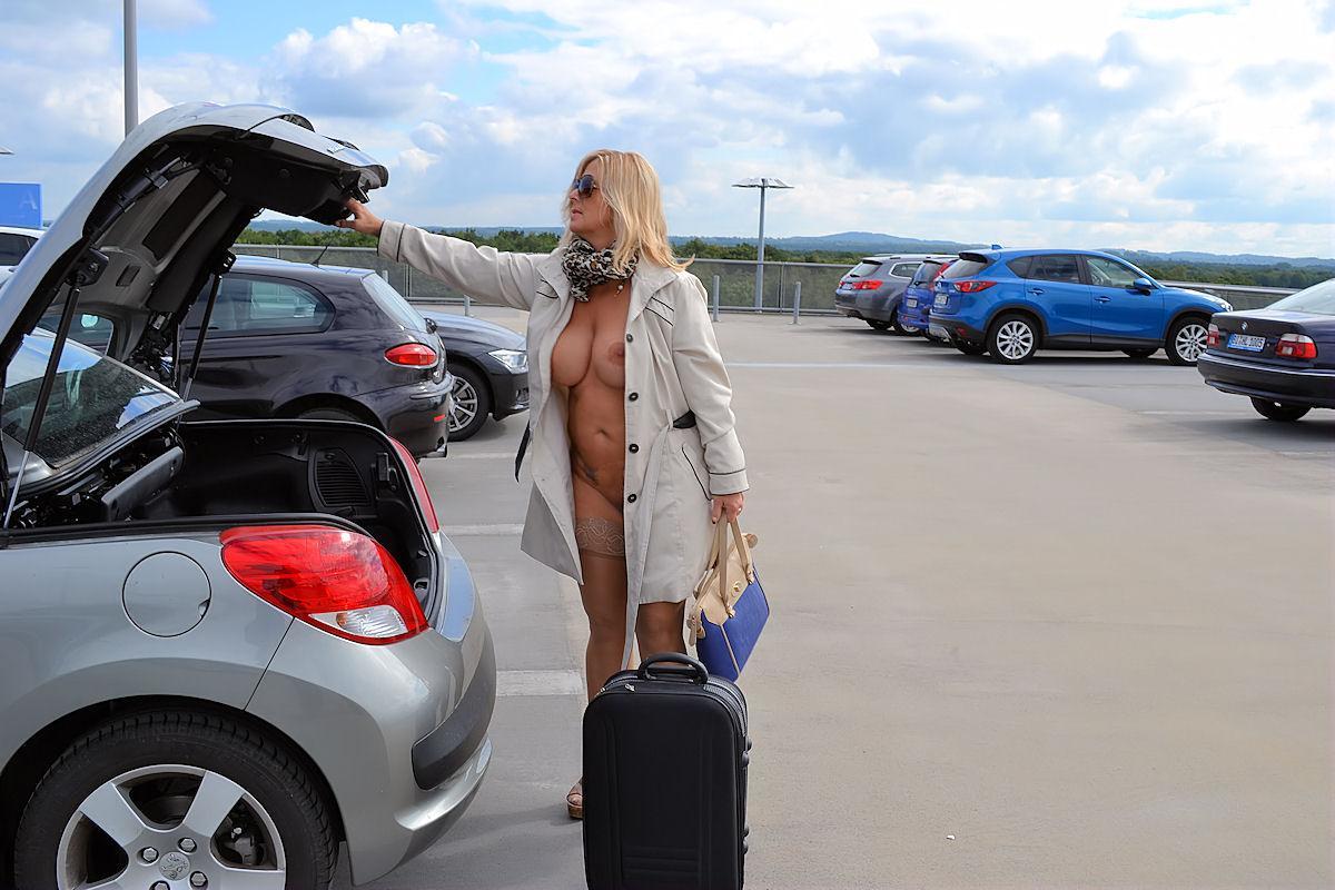 Mature blonde exposes herself in a trench coat at the airport 色情照片 #428747560