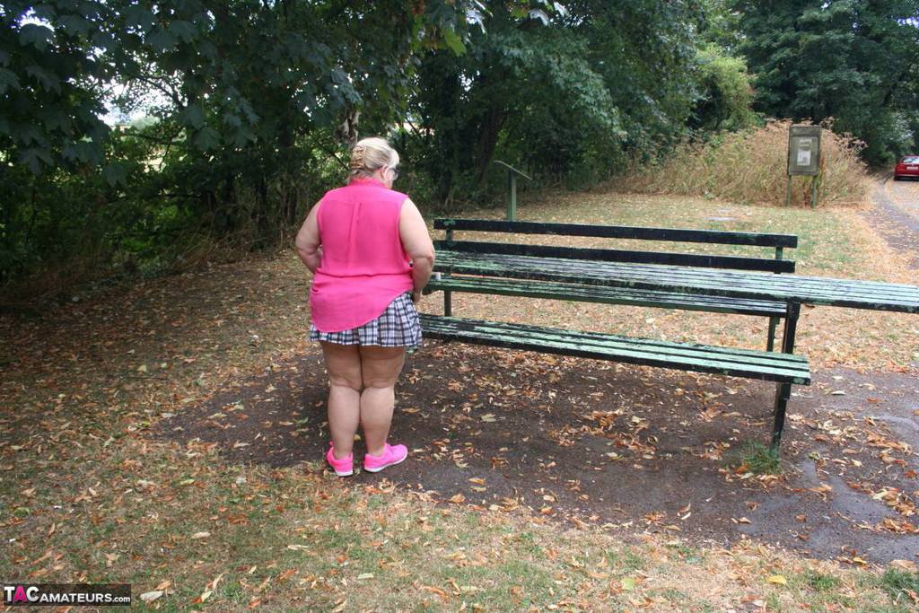 On a public picnic table, Lexie Cummings expose herself as an obese British amateur.