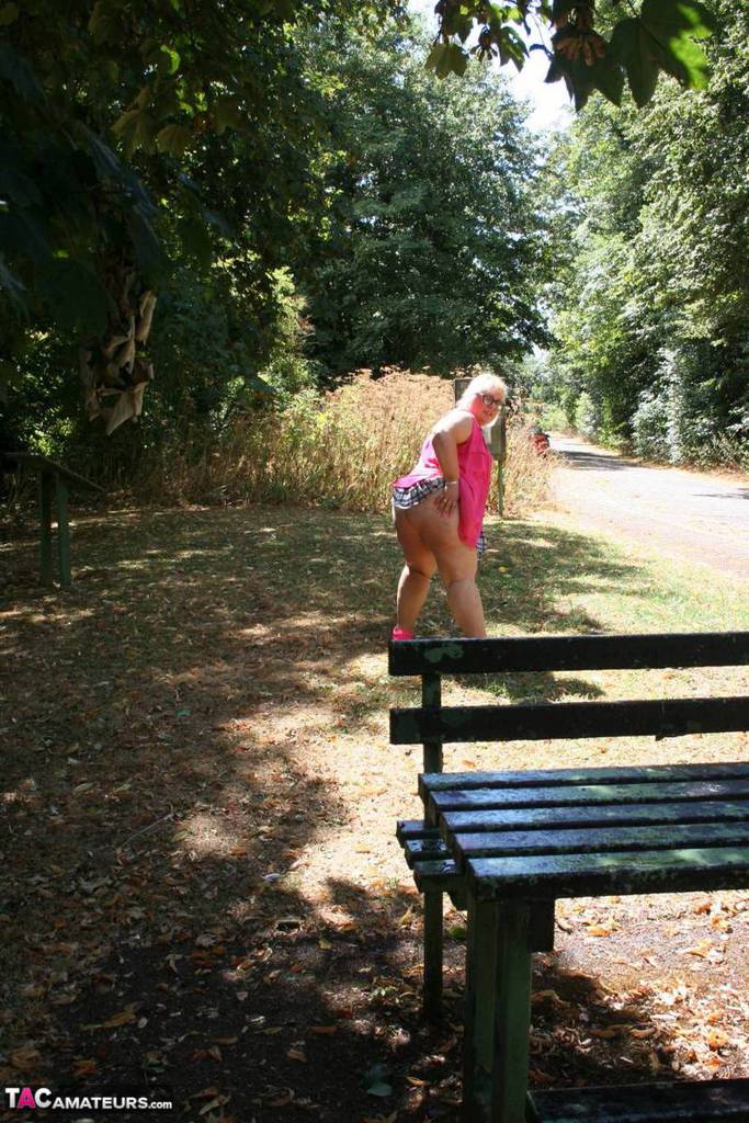 During a public picnic table, Lexie Cummings expose herself as an obese British amateur.