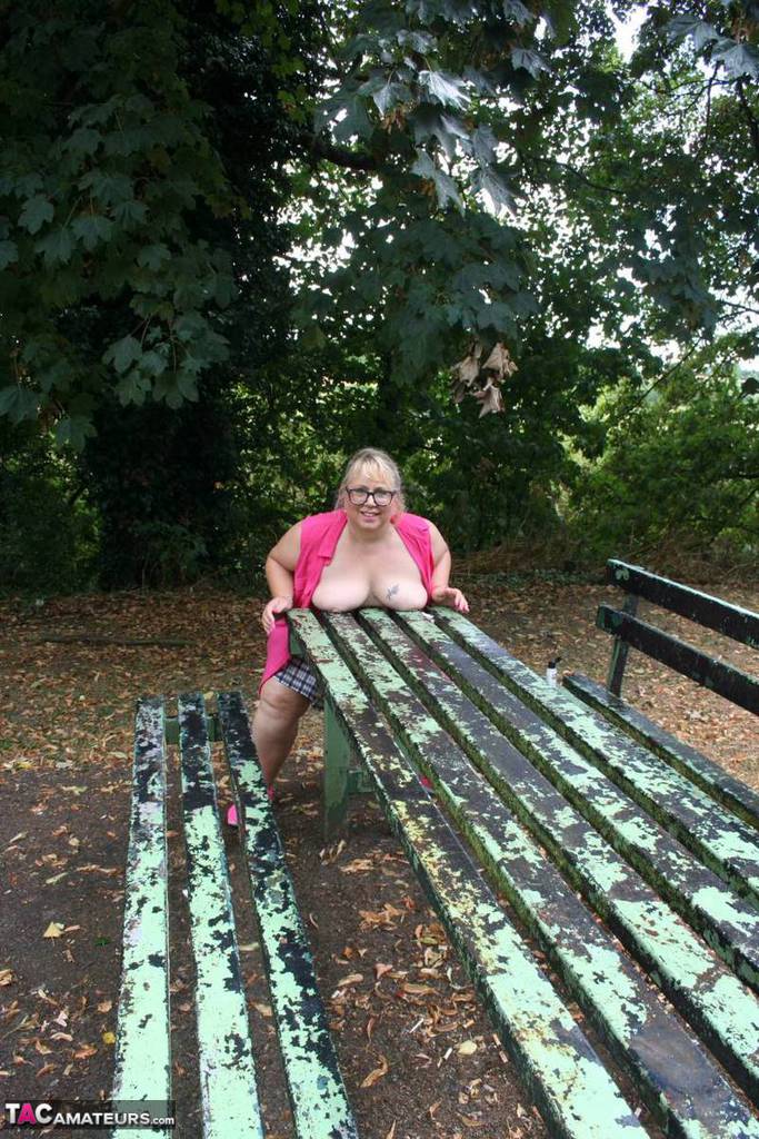 A public picnic table is the location where Lexie Cummings, an obese British amateur athlete, exposes her body.