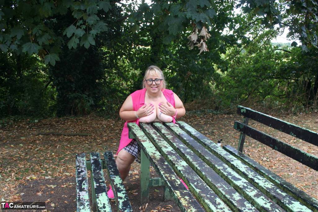 On a public picnic table, Lexie Cummings, an overweight British amateur golfer, exposes herself.