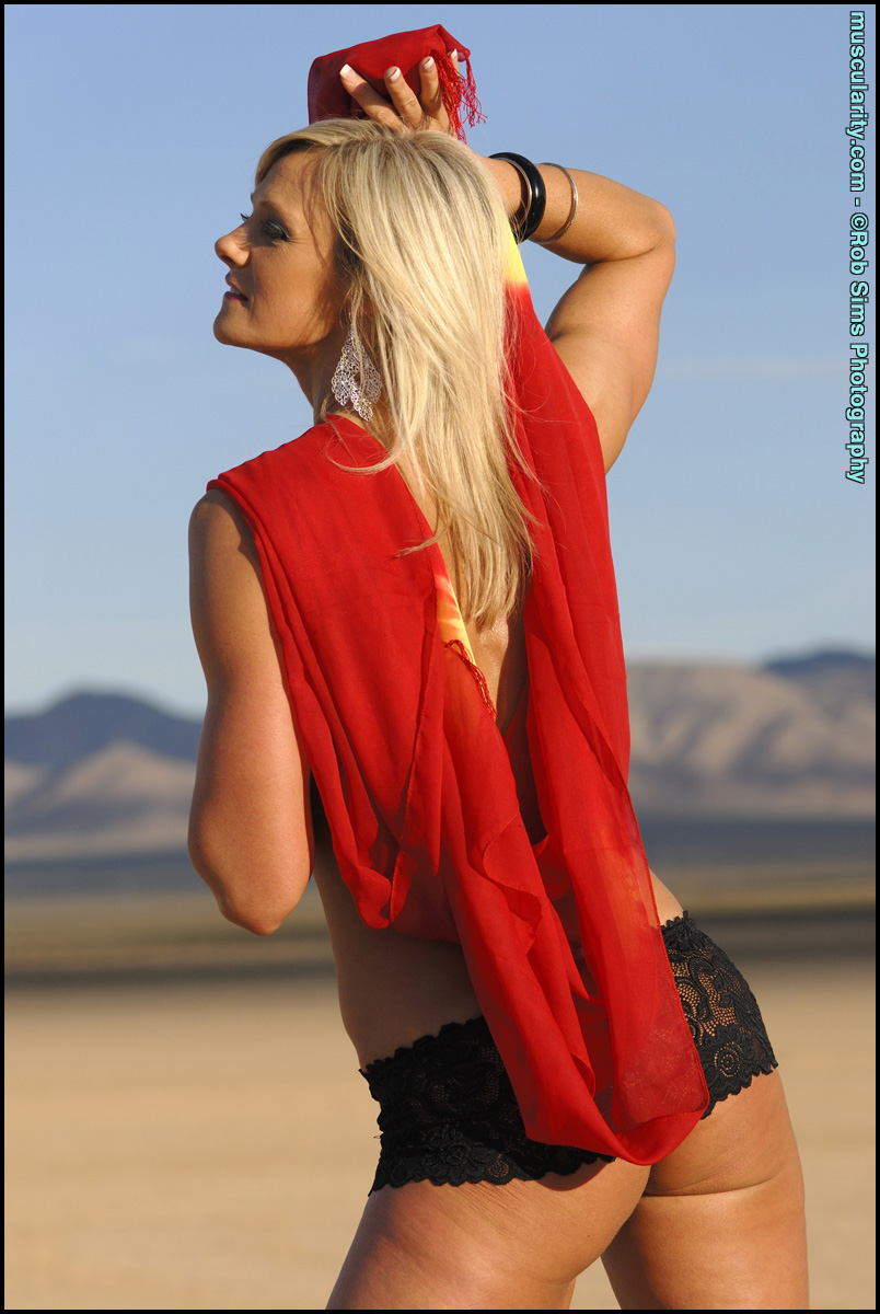 Blonde bodybuilder Kristina Tjernlund flexes in the desert during a SFW gig foto porno #426523074