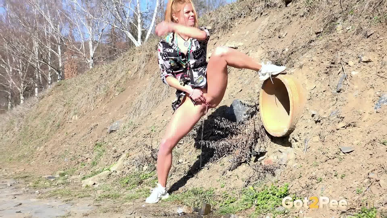 Chrissy Fox relieves her pee desperation outside foto porno #428806775