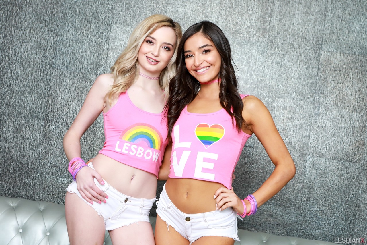 Teen lesbians Emily Willis & Lexi Lore take turns dildoing each others asshole porno foto #427668508